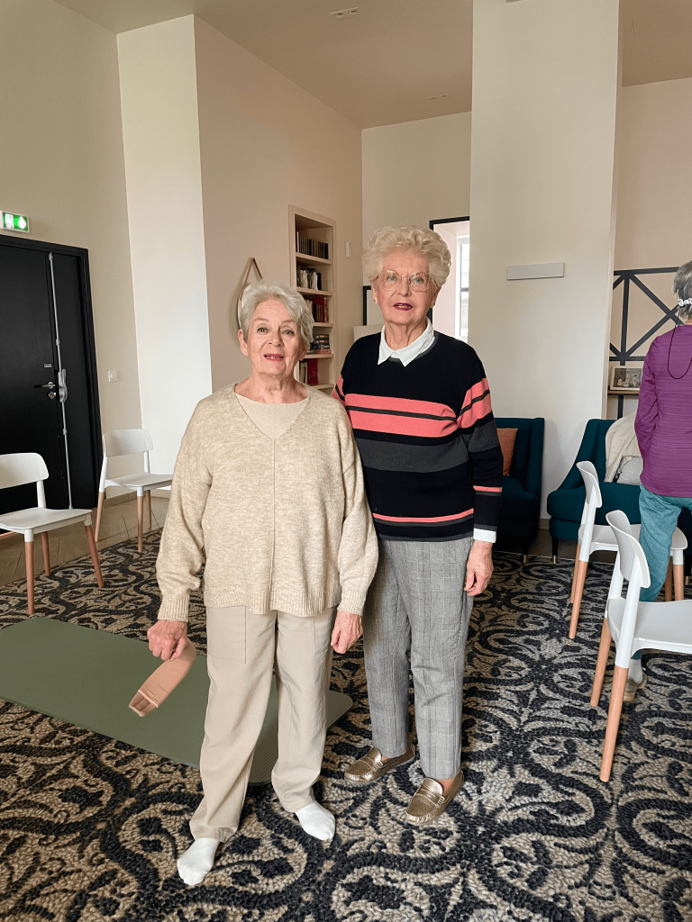 Deux participantes d’un cours en résidence seniors, près de Rouen