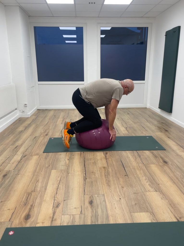 Travail de gainage et équilibre en coaching personnalisé avec swissball à Rouen